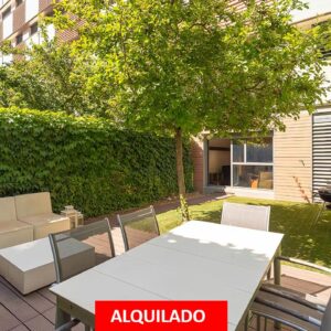 Alquiler en Sanchinarro-Piso con jardín privado, garaje, trastero y piscinas.